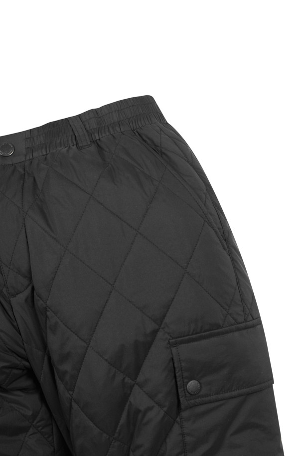 블랙 컬러의 퀄팅 조거 팬츠입니다. 남성용으로, 가을과 겨울에 따뜻하게 착용할 수 있습니다. 스포티하면서도 캐주얼한 스타일로 골프, 일상 등 다양한 TPO에 활용 가능합니다. 릴랙스 핏과 부드러운 촉감, 두꺼운 두께로 편안한 착용감을 선사하며, 밴딩 처리로 활동성을 높였습니다. 퀄팅 디테일과 조거 스타일이 돋보이는 보온성이 뛰어난 긴바지입니다.
