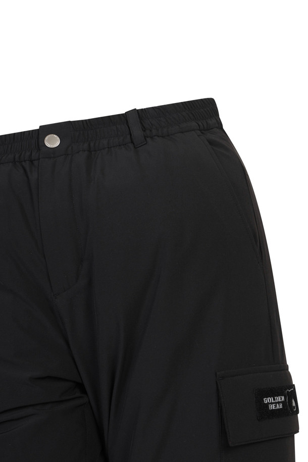 블랙 컬러의 다운 조거 팬츠입니다. 겨울철 추위에도 따뜻함을 유지해주는 다운 패딩 소재를 사용하여 보온성을 높였습니다. 스포티하면서도 캐주얼한 스타일로 골프, 일상 등 다양한 TPO에 활용할 수 있습니다. 릴랙스 핏과 부드러운 촉감으로 편안한 착용감을 선사하며, 발목 밴딩 디테일로 활동성을 더했습니다. 무지 디자인으로 미니멀한 스타일을 연출하기 좋습니다.
