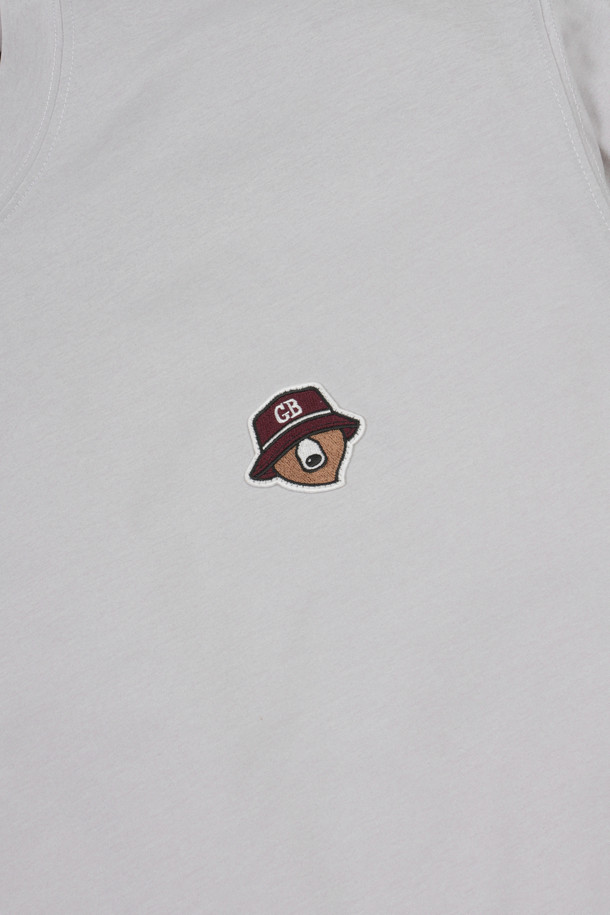 **(UNI) 컨트라스트 라인 프린트 크루넥 티셔츠**

남성용으로 디자인된 이 크루넥 티셔츠는 골프 및 일상용으로 모두 적합합니다. 블루, 그린, 그레이, 다크 그레이 등 4가지 색상으로 제공되며, 얇은 두께와 부드러운 촉감으로 편안한 착용감을 선사합니다. 소로나 소재를 사용하여 흡습 및 냉감 기능을 갖췄으며, 슬림핏, 레귤러핏, 오버핏, 세미오버핏의 4가지 핏으로 출시되었습니다. 우측 소매에 포인트 컬러 대비 프린트와 25S/S 시즌부터 적용된 새로운 자수 로고가 특징이며, 골프 티 홀더 패치가 있어 스포티한 스타일을 연출합니다.
