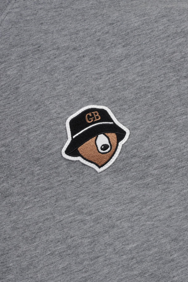 (U) Biggest Logo 와펜 크루넥 스웨트셔츠는 부드러운 플리스와 면 혼방 소재로 제작되어 편안한 착용감을 선사합니다. 베이지, 그레이, 그린 세 가지 색상으로 출시되었으며, 라운드넥에 긴 소매 기장으로 디자인되었습니다. 전면 좌측 가슴에는 곰 와펜, 후면 넥밴드 하단에는 브랜드 로고 자수 디테일로 포인트를 더했습니다. 슬림핏으로 제작되어 캐주얼, 스포티, 미니멀 스타일 연출에 용이하며, 봄, 가을 시즌 데일리룩 또는 동네 마실룩, 산책룩으로 활용하기 좋습니다. 신축성이 있어 활동성이 뛰어나며, 1X1 립밴드와 어깨 라인 모빌론 테이프 처리로 내구성을 높였습니다.
