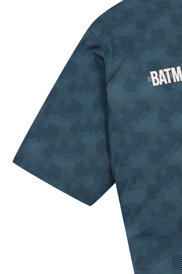 (M)(GOLDEN BEAR X BATMAN) 배트맨 패턴 반팔 피케 폴로 티셔츠는 골든베어 레터 로고와 배트맨 콜라보레이션 로고가 돋보이는 남성용 폴로 티셔츠입니다. 시원한 화이트와 터콰이즈 두 가지 색상으로 출시되었으며, 봄, 여름, 가을, 겨울 사계절 모두 착용 가능합니다. 얇은 두께감과 립 니트 칼라, 스냅 버튼, 사이드 슬릿 디자인으로 편안한 착용감을 제공합니다. 슬림핏, 레귤러핏, 오버핏 등 다양한 핏으로 출시되어 폭넓은 스타일 연출이 가능하며, 골프 및 캐주얼 스타일을 즐겨 입는 남성에게 제격입니다. 스포티하고 캐주얼한 무드를 동시에 연출할 수 있습니다.
