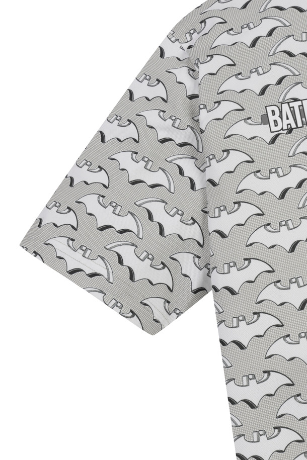 (M)(골든 베어 X 배트맨) 배트맨 패턴 반팔 피케 폴로 티셔츠는 골프 및 일상 용도로 활용 가능한 남성용 폴로 티셔츠입니다. 스타일은 스포티하며 캐주얼한 무드를 연출하며, 봄, 여름, 가을, 겨울 사계절 모두 착용 가능합니다. 화이트와 터콰이즈 두 가지 색상으로 만나볼 수 있으며, 립조직 카라 배색과 넥 스냅 버튼 디테일이 돋보입니다. 골드베어 레터링 로고와 배트맨 콜라보, 배트맨 캐릭터 그래픽이 특징이며, 슬림핏, 데일리핏, 오버핏 등 다양한 핏으로 출시되었습니다.
