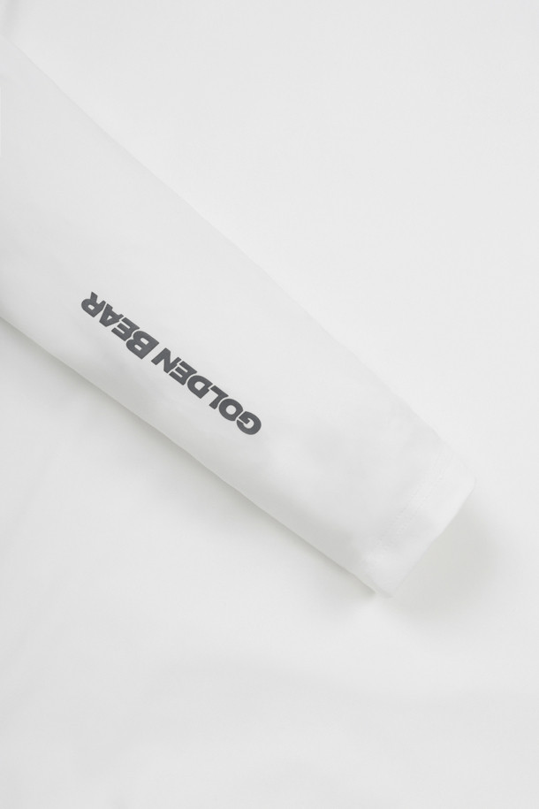 미드웨이트 베이스레이어 (Midweight Baselayer)는 남성용으로, 봄, 가을, 겨울 간절기에 활용하기 좋은 모크넥 스타일의 슬림핏 긴소매 상의입니다. 아이보리 컬러에 로고 패턴이 적용되어 미니멀하고 클래식한 무드를 연출합니다. 신축성이 뛰어나며, 소매단 삼봉 스티치 봉제로 마감해 내구성을 높였습니다. 골프룩뿐만 아니라 일상에서도 베스트, 하프집업 등과 함께 레이어드하여 스타일리시하게 연출할 수 있으며, 비침 걱정 없이 편안하게 착용할 수 있습니다. 보통 두께감으로 제작되어 다양한 스타일링에 활용하기 좋습니다.
