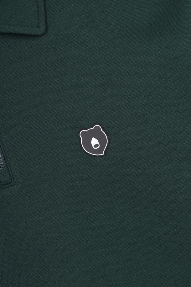 **스탠드 칼라 하프-집 스웨트셔츠**

남성용 스탠드 칼라 하프-집 스웨트셔츠입니다. 가을, 겨울 시즌 착용하기 좋으며, 골프 및 일상 용도로 활용 가능합니다. 슬림핏, 레귤러핏, 오버핏 등 다양한 핏으로 출시되었으며, 그레이, 와인, 그린 세 가지 색상으로 만나볼 수 있습니다. 부드러운 촉감의 더블레이어드 소프트 원단을 사용하여 편안한 착용감을 선사합니다.

하프넥 디자인에 집업 여밈 방식을 적용했으며, 세미오토락 지퍼로 편리함을 더했습니다. 등판과 가슴 부분에 리플렉티브 프린트와 로고를 적용하여 야간에도 시인성을 확보했습니다. 또한, 삼중 스티치 보강 어깨 솔기, 6mm 모빌론 테이프 어깨라인, 사이드 슬릿 등의 디테일로 활동성을 높였습니다. 스포티, 캐주얼, 미니멀 스타일을 연출하기에 적합하며, 골프룩과 겨울 데일리룩에 모두 잘 어울립니다.
