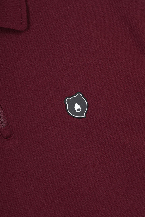 스탠드 칼라 하프 집업 스웨트셔츠는 남성용 상의로, 가을과 겨울에 스포티하고 캐주얼한 스타일을 연출하기 좋습니다. 부드러운 촉감의 더블레이어드 소프트 원단을 사용하여 편안한 착용감을 제공하며, 슬림핏, 레귤러핏, 오버핏 등 다양한 핏으로 출시됩니다. 하프 집업 스타일의 스탠드 칼라 디자인은 세련된 느낌을 주며, 그레이, 와인, 그린 등 다채로운 색상으로 만나볼 수 있습니다. 특히, 플라워, 로고, 리플렉티브 프린트 패턴으로 포인트를 주어 개성 있는 스타일을 완성할 수 있으며, 골프 및 일상용으로 적합합니다. 긴소매에 중두께로 제작되었으며, 반자동 락 지퍼, 어깨 트리플 스티치 보강, 6mm 모빌론 테이프 사용, 사이드 슬릿, 재귀반사 기능으로 기능성을 더했습니다.
