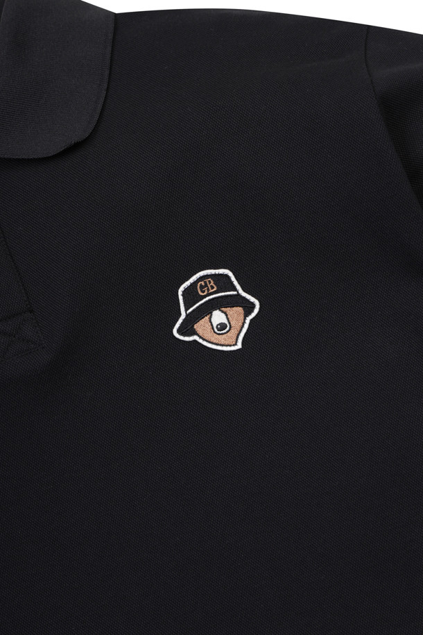 에센셜 니트 카라 티셔츠는 남성을 위한 상의로, 골프 및 일상생활에서 활용하기 좋습니다. 아이보리 컬러의 무지 디자인으로, 봄, 여름, 가을, 겨울 사계절 모두 착용 가능합니다. 슬림핏, 데일리핏, 오버핏으로 다양한 스타일을 연출할 수 있으며, 니트 카라와 긴소매가 특징입니다. 왼쪽 가슴 베어 자수 및 소매 오각형 장식, 밑단 삼봉 스티치, 소매단 립밴드, 몸판 매칭 컬러 플라켓 등의 디테일이 돋보입니다.
