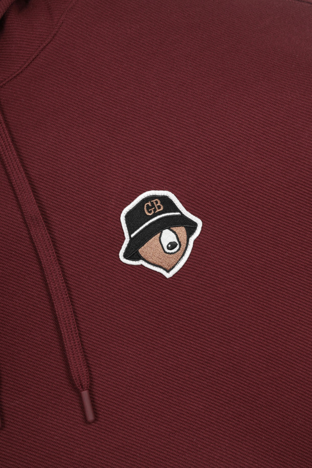 '(U) 프린티드 백 후디'는 남성용 상의로, 가을과 겨울에 따뜻하게 착용할 수 있는 두꺼운 폴리에스테르 소재 후디입니다. 버건디, 화이트, 블랙 세 가지 색상으로 제공되며, 스포티하면서도 캐주얼한 스타일을 연출합니다. 등판에 배색 디자인이 적용되어 포인트를 주며, 골프룩으로 활용하기 좋습니다. 레귤러핏에 긴 소매 기장으로 제작되어 편안한 착용감을 선사합니다.
