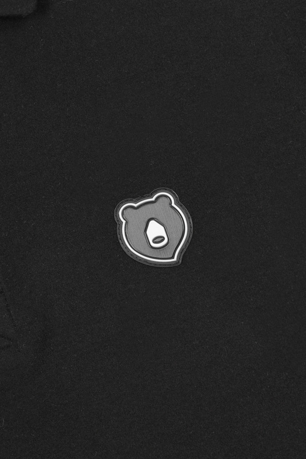 A/R 소프트 터치 카라 티셔츠는 남성 골프, 일상용으로 적합한 폴로 스타일 티셔츠입니다. 부드러운 촉감의 폴리에스테르 소재로 제작되어 얇고 가볍게 착용 가능하며, 흡습 및 속건 기능으로 쾌적함을 유지합니다. 블랙 색상에 레귤러핏, 긴소매 디자인으로 스포티하면서도 베이직한 스타일을 연출합니다. 봄, 여름, 가을 시즌 골프룩에 특히 잘 어울리는 아이템입니다.
