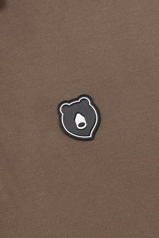 A/R 소프트 터치 카라 티셔츠는 남성용 상의로, 브라운과 블랙 두 가지 색상으로 제공됩니다. 부드러운 촉감의 아크릴레이온, 폴리우레탄 혼방 소재로 제작되었으며, 겨울철 골프 및 일상에서 활용하기 좋습니다. 베이직한 스타일의 무지 디자인에 긴 소매와 레귤러 기장으로 제작되었으며, 슬림핏, 데일리핏, 오버핏 등 다양한 핏으로 연출할 수 있습니다. 목 부분은 돌로 카라 형태로 디자인되었으며, 좌측 가슴에는 시그니처 메달리온 와펜이, 밑단과 소매단은 삼봉 마감 처리되어 잦은 사용에도 늘어짐 없이 착용할 수 있습니다.
