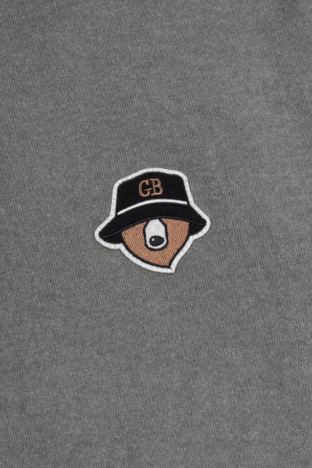 **마이크로 플리스 집업 풀오버**는 부드러운 촉감의 플리스와 기모 소재로 제작되어 가을, 겨울철 따뜻하게 착용할 수 있는 남성용 상의입니다. 하프넥 디자인과 집업 스타일로 보온성을 높였으며, 스포티, 캐주얼 스타일 모두 소화 가능합니다. 아이보리, 그레이, 그린, 블랙 4가지 색상으로 출시되었으며, 슬림핏, 데일리핏, 오버핏 등 다양한 핏으로 만나볼 수 있습니다. 좌측 가슴의 베어 자수와 후면 넥밴드 하단의 커브드 로고 자수, 소매단과 밑단의 삼봉 스티치 디테일이 돋보입니다. 골프룩 또는 겨울 데일리룩으로 활용하기 좋으며, 데일리 무드를 연출하기에 좋습니다.
