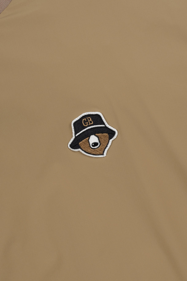 남성용 플리스 라이닝 크루넥 풀오버입니다. 베이지 색상으로, 골프 및 일상 착용에 적합하며 겨울철 보온성을 제공합니다. 우븐 소재 겉감과 부드러운 플리스 안감으로 편안한 착용감을 선사합니다. 슬림핏, 레귤러핏, 오버핏으로 다양한 스타일 연출이 가능하며, 왼쪽 가슴 자수, 왼쪽 소매 펜타곤 패치, 뒷면 로고 실리콘 프린트, 밑단 및 소매 끝단 배색 디테일이 특징입니다. 라운드넥, 긴소매 디자인으로 캐주얼, 스포티, 미니멀한 스타일을 즐길 수 있습니다.
