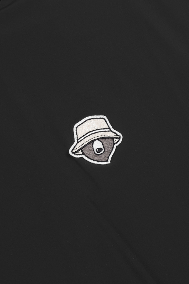 블랙 컬러의 플리스 안감 크루넥 우븐 풀오버입니다. 부드러운 촉감의 플리스 소재와 두꺼운 두께로 가을, 겨울철 따뜻하게 착용 가능합니다. 라운드넥 디자인에 레귤러핏으로 제작되었으며, 스포티하고 베이직한 스타일을 연출합니다. 골프 및 일상복으로 활용 가능하며, 스트라이프 디테일이 특징입니다. 남성 골프룩에 적합한 아이템입니다.
