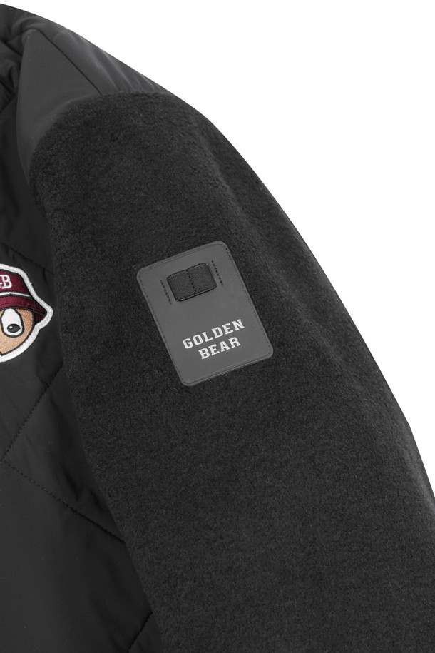 남성 골프 및 일상용으로 적합한 퀄티드 하이브리드 재킷입니다. 스포티하고 캐주얼한 스타일을 연출하며, 가을, 겨울철에 따뜻하게 착용할 수 있습니다. 부드러운 촉감의 나일론과 폴리에스테르 혼방 소재로 제작되었으며, 두꺼운 두께감으로 보온성과 방풍 기능을 제공합니다. 레귤러핏에 집업 스타일, 스탠드 칼라 디자인으로 활동적인 움직임에도 편안함을 선사합니다. 퀄팅 패턴이 돋보이는 긴 소매의 블랙 컬러 재킷으로, 미니멀한 스타일을 선호하는 분들께 추천합니다.
