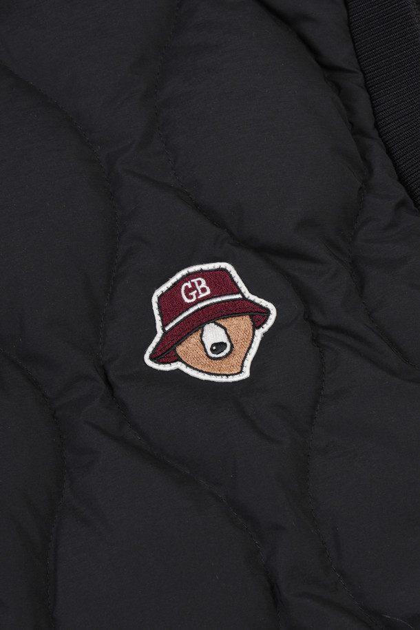 남성용 하이브리드 다운 베스트는 가을, 겨울 시즌에 골프 및 일상생활에서 스타일리시하게 활용할 수 있는 아이템입니다. 블랙 컬러의 퀄팅 패턴이 돋보이며, 하이넥 디자인과 로고 디테일로 포인트를 더했습니다. 부드러운 촉감의 나일론과 폴리에스테르 혼방 소재로 제작되어 보온성과 경량성을 갖췄습니다. 레귤러핏으로 편안하게 착용 가능하며, 집업 스타일로 간편하게 여밀 수 있습니다. 스포티, 캐주얼, 미니멀 스타일을 모두 소화할 수 있는 활용도 높은 패딩 베스트입니다.
