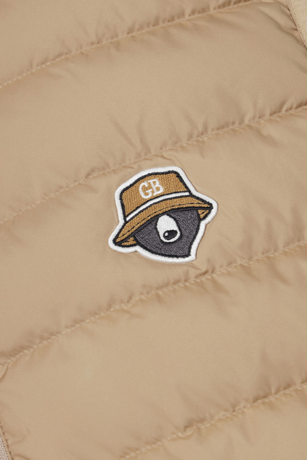 가볍고 따뜻한 남성용 '라이트웨이트 다운 베스트'입니다. 부드러운 촉감의 나일론과 폴리에스테르 혼방 소재로 제작되어 가을, 겨울철 보온성을 책임집니다. 베이지 색상의 무지 디자인으로, 스포티, 캐주얼, 미니멀 등 다양한 스타일 연출이 가능합니다. 골프룩은 물론, 일상에서도 편안하게 착용할 수 있는 활용도 높은 아이템입니다. 집업 스타일, 레귤러 핏, 민소매 디자인으로 활동성을 높였습니다.
