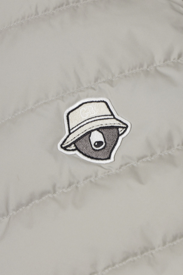 **경량 다운 베스트**

가을, 겨울 시즌에 남성 골퍼 및 일상에서 활용하기 좋은 경량 다운 베스트입니다. 그레이, 베이지, 블랙 3가지 색상으로 출시되어 다양한 스타일에 매치하기 용이합니다. 나일론 소재에 다운 80%, 페더 20% 충전재를 사용하여 보온성을 높였으며, 슬림핏, 데일리핏, 오버핏으로 취향에 맞게 선택할 수 있습니다. 지퍼 여밈 방식에 민소매 디자인으로, 스트레치 밴드 암홀 마감, 세미오토락 지퍼풀러, 사선 싱글월트 포켓, 스트링 밑단 조절, 안티필링 가공 넥밴드, 자수 와펜 등 디테일한 특징을 갖춘 스포티하고 미니멀한 캐주얼 스타일의 아우터입니다.
