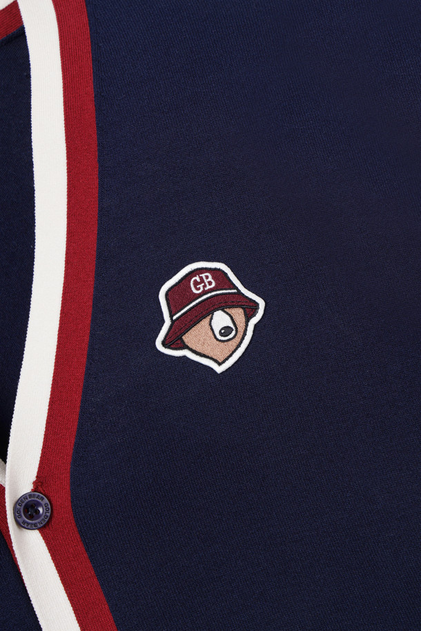 컬러 포인트 가디건은 남성용 가디건으로, 봄, 가을에 착용하기 좋습니다. 네이비, 그린 컬러로 출시되었으며, 골프, 일상 등 다양한 TPO에 활용 가능합니다. 슬림핏 니트 소재로 제작되었으며, 얇고 부드러운 촉감과 신축성을 제공합니다. 플레인 조직 편직, 포인트 컬러 배색, 베어 자수 로고, 스트레치 원사 추가, 로고 각인 플리 단추, 직자수 로고 디테일이 특징입니다.
