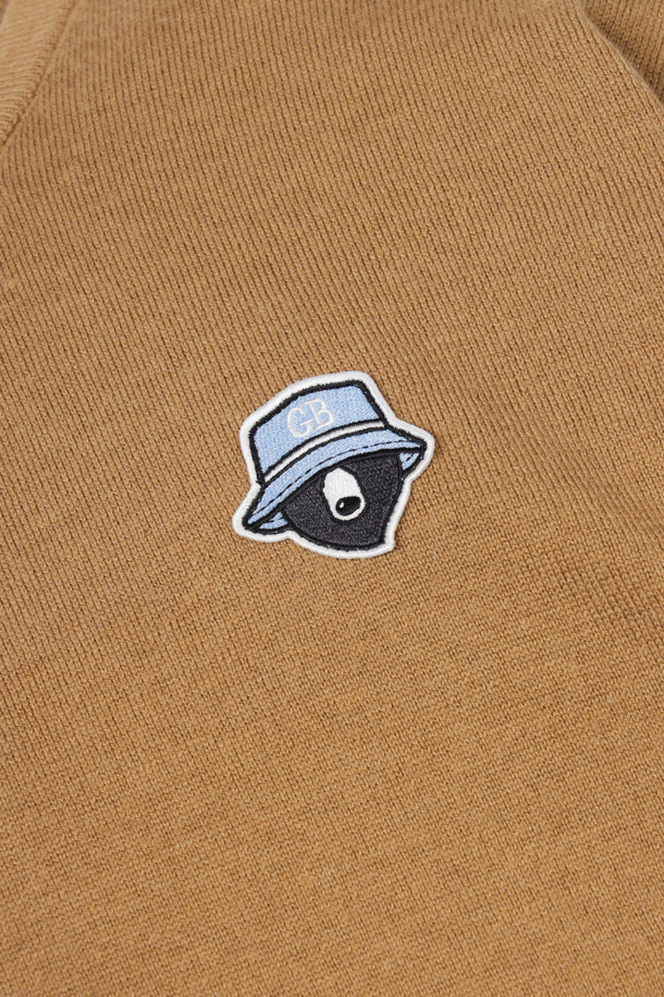 남성 골프 및 일상용 방풍 안감 풀오버 니트입니다. 베이지 및 브라운 컬러의 부드러운 울 소재 니트 풀오버로, 가을과 겨울에 따뜻하게 착용할 수 있습니다. 넉넉한 레귤러핏에 라운드넥 디자인으로 캐주얼하고 스포티한 스타일을 연출합니다. 긴 소매 기장과 두꺼운 두께, 기모 안감으로 보온성을 높였으며, 무지 패턴으로 깔끔함을 더했습니다. 골프웨어뿐만 아니라 데일리룩으로도 활용하기 좋은 실용적인 니트 풀오버입니다.
