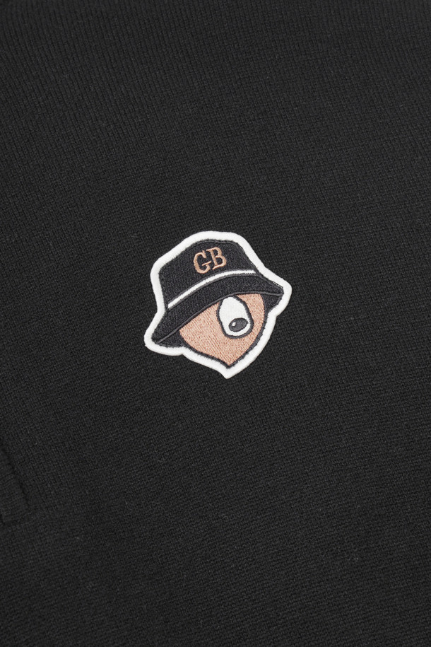 **윈드프루프 라이닝 하프 집업 니트**는 남성용 상의로, 가을과 겨울에 따뜻함과 스타일을 동시에 제공합니다. 블랙과 화이트 두 가지 색상으로 출시되어 어떤 스타일에도 쉽게 매치할 수 있습니다. 스포티하면서도 캐주얼한 무드를 연출하며, 골프룩과 출근룩 등 다양한 TPO에 활용 가능합니다. 레귤러핏에 하프넥 디자인, 긴소매 기장으로 제작되었으며, 두꺼운 두께감과 기모 안감, 방풍 및 보온 기능으로 추운 날씨에도 쾌적하게 착용할 수 있습니다. 부드러운 촉감과 무지 패턴, 집업 및 배색 디테일이 돋보이는 미니멀한 디자인의 니트입니다.
