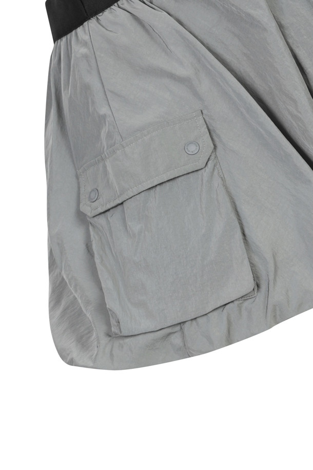 (W)(골든 베어 X 배트맨) 사이드 아웃포켓 벌룬 스커트는 여성 골퍼와 캐주얼 스타일을 즐기는 분들을 위한 벌룬 스커트입니다. 그레이 및 블랙 두 가지 색상으로 제공되며, 여름, 가을, 겨울 계절에 착용하기 좋습니다. 양쪽 사이드 플랩 아웃포켓, 허리 밴드 골든베어 입체 로고, 오른쪽 포켓 하단 레터링 프린트, 오른쪽 뒷면 콜라보 전용 D링 디테일이 특징입니다. 슬림핏, 데일리핏, 오버핏까지 다양한 핏으로 연출 가능하며, 신축성은 없지만 비침 걱정 없이 편안하게 착용할 수 있습니다.
