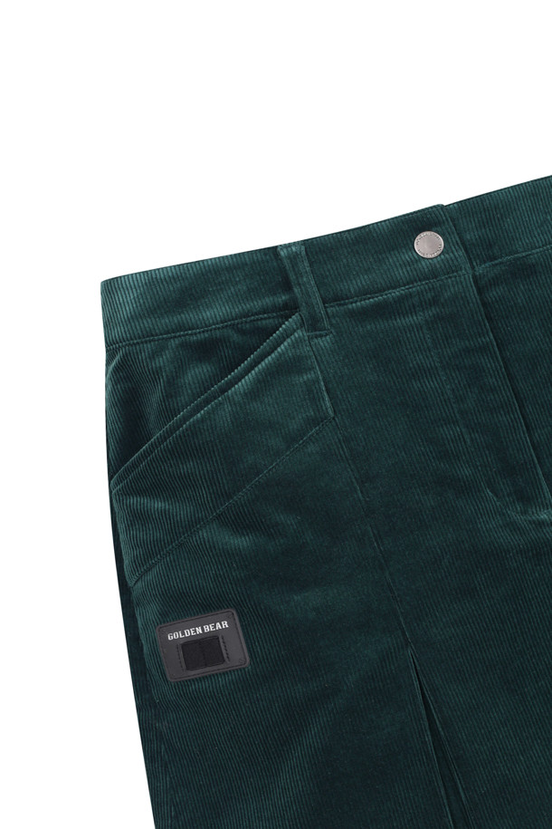 (W) 코듀로이 플리츠 스커트는 여성용으로, 가을과 겨울에 어울리는 아이보리 및 그린 컬러의 플리츠 스커트입니다. 부드러운 코듀로이 소재와 두꺼운 두께감으로 따뜻함을 제공하며, 클래식하고 베이직한 스타일을 연출합니다. 속바지 일체형으로 활동성을 높였으며, 사선 포켓 라인과 플랩 디테일, 골드베어 시그니처 장식, 삼각링 부착으로 디자인 포인트를 더했습니다. 골프룩, 가을 나들이룩, 겨울 데일리룩 등 다양한 TPO에 맞춰 클래식, 미니멀, 캐주얼 스타일을 완성할 수 있습니다. 슬림핏, 데일리핏, 오버핏으로 다양한 핏을 연출해보세요.
