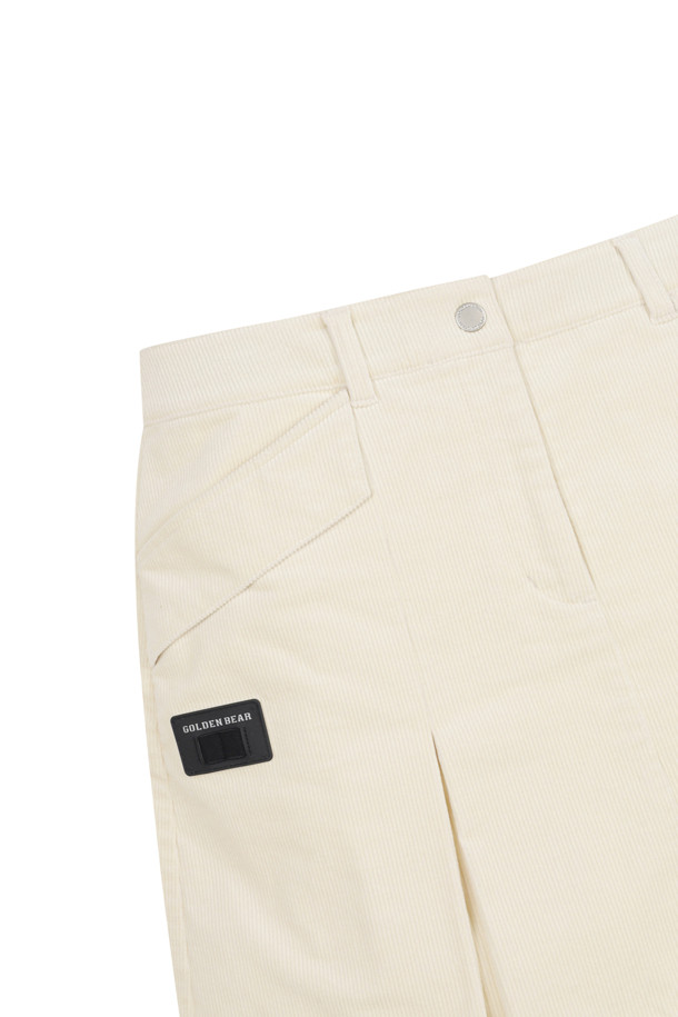 (W) 코듀로이 플리츠 스커트는 여성용으로, 가을과 겨울에 따뜻하게 착용할 수 있는 두꺼운 소재의 플리츠 스커트입니다. 부드러운 촉감의 코듀로이 소재로 제작되어 클래식하고 캐주얼한 스타일을 연출하며, 골프룩으로도 활용 가능합니다. 베이지 컬러에 무지 디자인으로 다양한 상의와 매치하기 용이하며, 레귤러 핏으로 편안하게 착용할 수 있습니다. 플리츠 디테일이 여성스러운 실루엣을 강조하며, 데일리룩과 골프 라운딩 모두에 적합한 아이템입니다.
