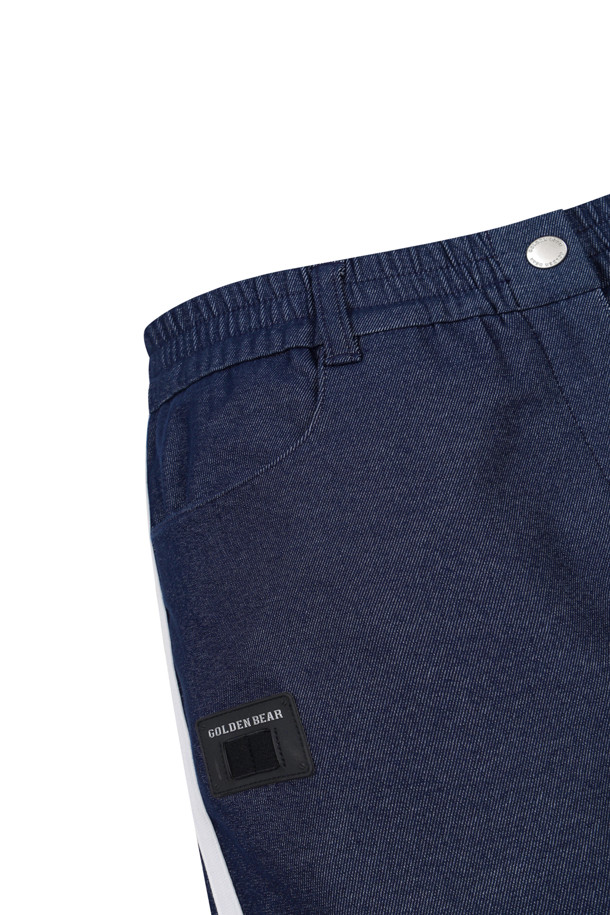 (W) 루즈핏 데님 라이크 팬츠는 여성용 바지로, 봄, 여름, 가을, 겨울 사계절 모두 착용 가능합니다. 블랙과 블루 두 가지 색상으로 제공되며, 코튼과 폴리에스테르 혼방 소재로 제작되어 신축성과 내구성이 뛰어납니다. 루즈핏 디자인에, 측면 배색 테이프, 오른쪽 사선 포켓, 시그니처 티꽂이, 삼각라벨 디테일이 더해져 스포티하면서도 세련된 스타일을 연출합니다. 골프룩 또는 여행룩 등 다양한 TPO에 미니멀하고 클래식하게 매치할 수 있습니다.
