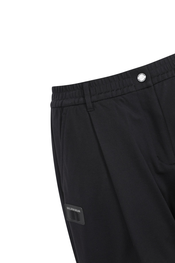 (W) 테이퍼드 팬츠는 여성용 바지로, 브라운과 블랙 두 가지 색상으로 출시되었습니다. 면 소재로 제작되어 부드러운 촉감을 자랑하며, 봄, 여름, 가을, 겨울 사계절 모두 착용 가능합니다. 슬림핏, 스트레이트핏, 와이드핏, 테이퍼드핏으로 다양한 핏을 연출할 수 있으며, 무지 패턴에 1원턱 디자인이 더해져 미니멀, 클래식, 시크한 스타일을 완성합니다. 출근룩과 오피스룩에 적합하며, 오른쪽 포켓 위 소형 포켓과 뒷 포켓 오른쪽 하단 골드 레터링으로 포인트를 더했습니다. 신축성이 없으며 비침 걱정 없이 편안하게 착용할 수 있습니다.
