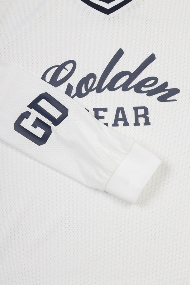 (W) 메쉬 롱 슬리브 티셔츠는 골프 활동에 적합한 여성용 상의입니다. 아이보리 컬러의 메쉬 소재로 제작되어 봄, 여름, 가을, 겨울 사계절 모두 착용 가능하며, 슬림핏, 레귤러핏, 오버핏으로 다양한 스타일을 연출할 수 있습니다. V넥 디자인에 밑단 스트링으로 핏 조절이 용이하며, 골든베어 레터링 프린트와 소매 'GDBR' 텍스트 프린트가 특징입니다. 넥 라인과 어깨 라인의 배색 포인트, 소매 립 배색으로 스포티한 무드를 더했습니다.
