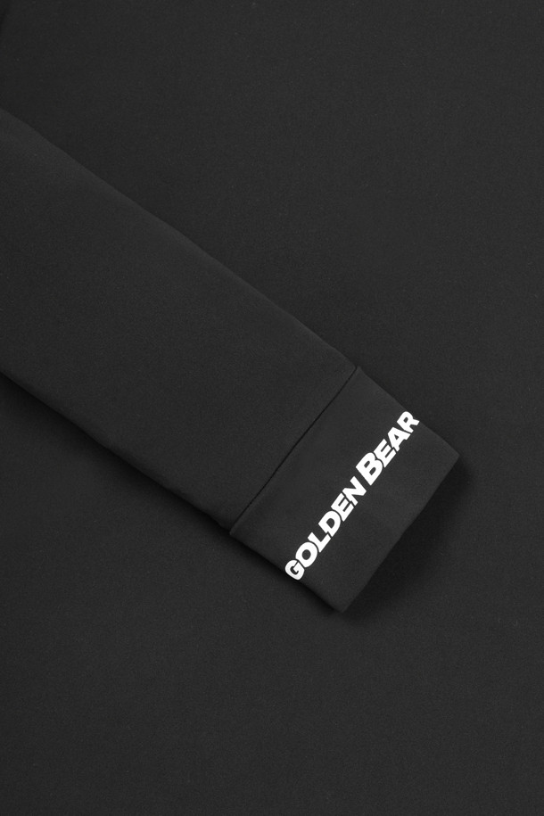 (W) Fall (폴) 모크넥 베이스 레이어는 골프룩에 어울리는 여성용 상의입니다. 봄, 가을, 겨울 계절에 착용 가능하며, 미니멀하고 클래식한 스타일을 연출합니다. 부드러운 촉감의 가볍고 탄탄한 원단으로 제작되었으며, 시접 없는 봉제 기법으로 편안한 착용감을 선사합니다. 슬림핏, 데일리핏, 오버핏 등 다양한 핏으로 연출할 수 있으며, 비침 걱정 없이 단품으로도 활용 가능합니다. 모크넥 디자인에 소매 끝단 제원단 시보리 처리, 오른쪽 소매 끝단 골드베어 레터링 프린트로 포인트를 더했습니다. 
