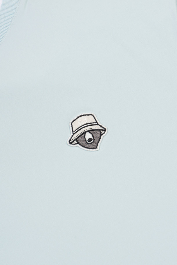 (W) 백 그래픽 우븐 스웨트입니다. 여성 골프 및 일상용으로, 여름, 가을, 겨울 계절에 착용하기 좋습니다. 루즈핏의 긴소매 후드 스웨트로, 트윌 소재로 제작되었으며, 뒷면 레터링 로고 아플리케가 스포티한 스타일을 연출합니다. 후드 지퍼, 소매 끝단 립밴드, 왼쪽 가슴 자수 와펜, 왼쪽 소매 시그니처 와펜, 넥라인 컬러 티핑 등 섬세한 디자인 특징을 갖췄습니다. 신축성이 있으며, 화이트와 블루 두 가지 색상으로 만나보실 수 있습니다.
