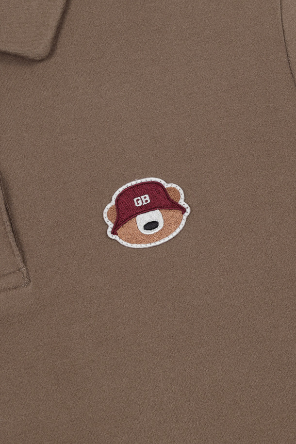 (W) A/R 소프트 터치 카라 티셔츠는 여성 골퍼들을 위한 베이직 스타일의 긴소매 골프 티셔츠입니다. 아이보리, 핑크, 브라운 세 가지 컬러로 출시되었으며, 봄, 가을, 겨울 시즌에 착용하기 좋습니다. 부드러운 촉감의 아크릴, 레이온, 폴리우레탄 혼방 소재로 제작되었으며, 보온성을 위한 기모 안감이 특징입니다. 돌로 카라넥 디자인과 좌측 가슴의 시그니처 뉴베어 자수 와펜이 돋보이며, 슬림핏, 데일리핏, 오버핏으로 다양한 스타일을 연출할 수 있습니다. 밑단과 소매단 삼봉 마감으로 깔끔함을 더했습니다.
