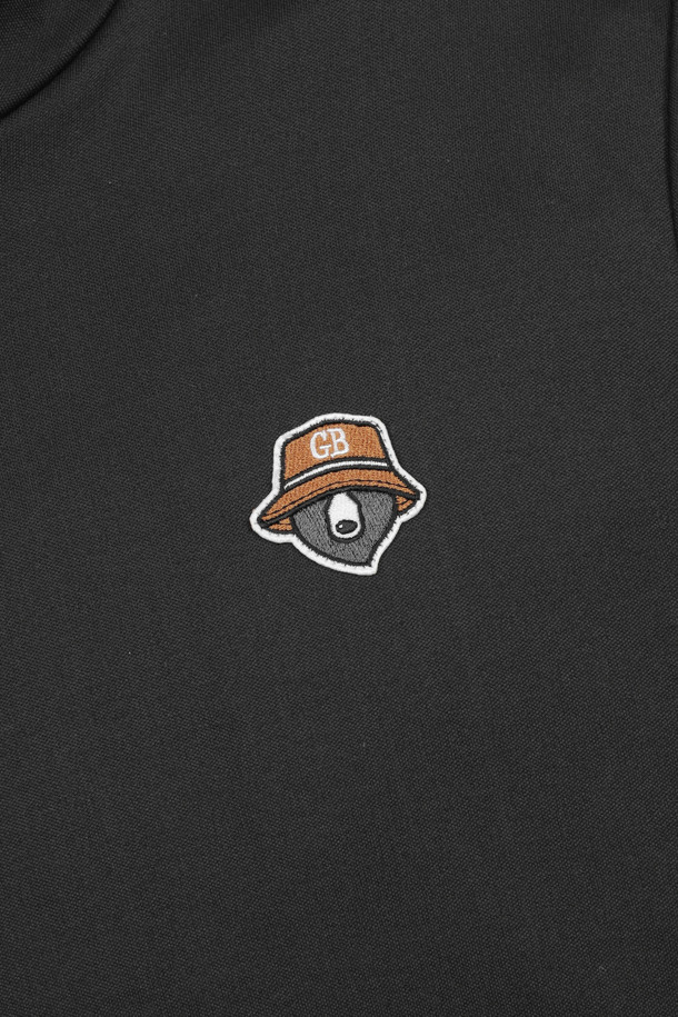 (W) 컬러 컨트라스트 베이스레이어는 여성 골프 및 일상용으로 적합한 긴소매 모크넥 베이스레이어입니다. 가을, 겨울 시즌에 어울리는 슬림핏 또는 오버핏으로 제작되었으며, 부드러운 촉감과 신축성을 제공합니다. 그레이, 블랙 컬러에 사이드 컬러 배색 패널 디자인으로 스포티한 무드를 연출하며, 왼쪽 가슴 자수 와펜으로 포인트를 더했습니다. 비침 걱정 없이 단품 티셔츠로도 활용 가능하여 미니멀하고 캐주얼한 스타일을 완성할 수 있습니다.
