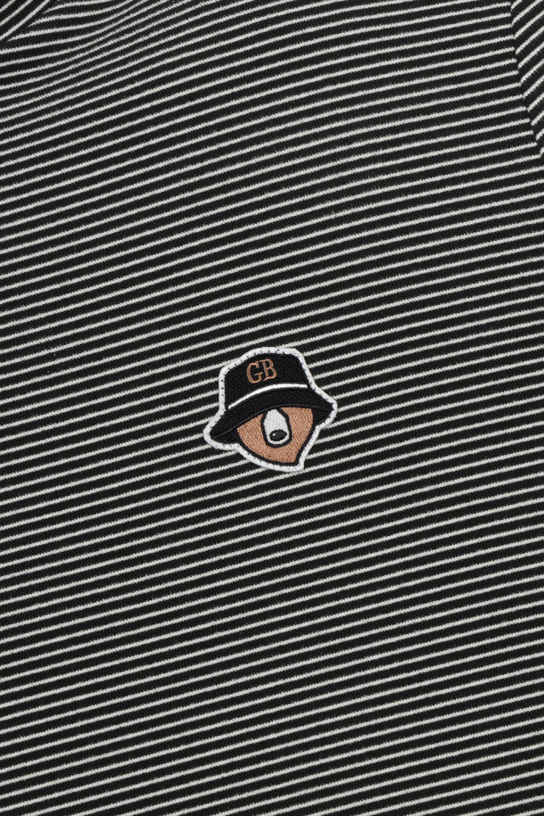 (W) 스트라이프 터틀넥 티셔츠는 가을, 겨울 시즌에 여성 골퍼와 일상에서 모두 활용하기 좋은 상의입니다. 부드러운 면 소재로 제작되어 편안한 착용감을 선사하며, 레귤러핏과 긴 소매 기장으로 안정적인 실루엣을 연출합니다. 베이직하면서도 스포티한 무드를 더해주는 그레이 컬러의 스트라이프 패턴이 특징입니다. 두꺼운 두께감의 터틀넥 디자인으로 보온성을 높여 골프룩, 미니멀룩 등 다양한 스타일링에 활용하기 좋습니다.
