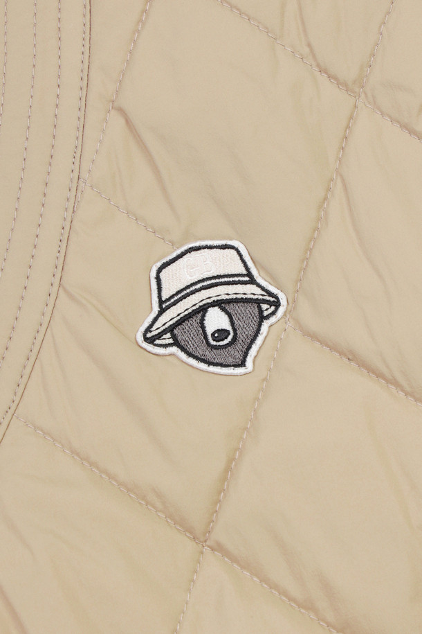 (W) 퀼티드 브이넥 스웨트는 여성 골프 및 일상룩을 위한 따뜻하고 스타일리시한 상의입니다. 부드러운 폴리에스테르 소재에 퀄팅 패턴과 패딩 안감으로 보온성과 방풍 기능을 갖췄습니다. 슬림핏 디자인에 브이넥 라인으로 세련된 느낌을 더하고, 베이지와 블랙 두 가지 색상으로 출시되었습니다. 스트링 밑단, 립밴드 소매단, 사이드 스냅 버튼 포켓, 버릿베어 자수 와펜, 오각 티꽂이 와펜 등의 디테일이 돋보입니다. 가을, 겨울 시즌 스포티하고 캐주얼한 스타일을 연출하기 좋습니다.
