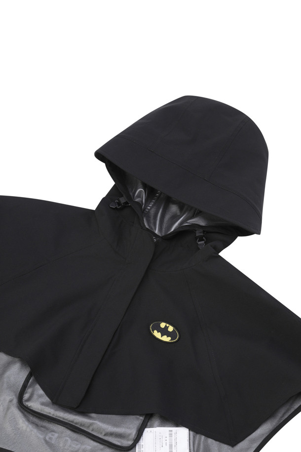 (W)(골든 베어 X 배트맨) 배트맨 판쵸는 여성 고객을 위한 아우터입니다. 일상생활과 우천 시에 착용하기 적합하며, 여름, 가을, 겨울 계절에 걸쳐 활용할 수 있습니다. 배트맨 윙 디자인, 착용 시 왼쪽 가슴 배트맨 자수, 후면 하단 골든베어 레터링이 특징이며, 배트맨 콜라보레이션 컬렉션으로 출시되었습니다. 캐주얼, 스포티 스타일을 연출하며 여행룩에 잘 어울립니다. 방수 소재에 슬림핏 또는 오버핏으로 연출 가능하며, 후드 스트링으로 여밈 방식을 조절할 수 있는 레귤러 기장의 판초입니다.
