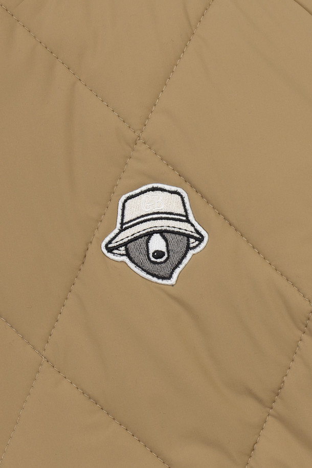 (W) 플리스 하이브리드 패딩 재킷은 여성용 아우터로, 겨울철 골프 및 일상복으로 활용하기 좋습니다. 부드러운 플리스 소재와 퀼팅 처리로 따뜻함과 편안함을 동시에 제공하며, 슬림핏, 데일리핏, 오버핏 등 다양한 핏으로 연출 가능합니다. 베이지, 블랙 두 가지 색상으로 출시되었으며, 다이아몬드 퀼팅 패턴, 립조직 배색, 골드베어 레터링, 버릿베어 자수, 오각 와펜 등 섬세한 디자인 장식이 돋보입니다. 후드 스트링/스토퍼 조절, 사이드 스냅버튼 포켓, 세미 오토락 지퍼풀러 등의 부가 기능으로 실용성을 더했습니다.
