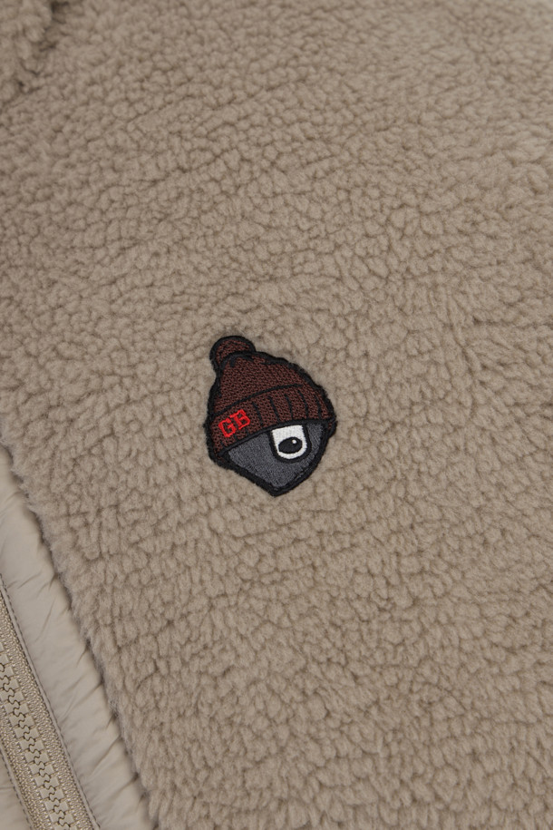 (W) 소프트 플리스 후디는 부드러운 촉감의 플리스 소재로 제작된 여성용 상의입니다. 베이지 색상의 레귤러핏 긴소매 후드 집업으로, 가을/겨울 시즌에 따뜻하게 착용할 수 있습니다. 캐주얼 및 스포티한 스타일을 연출하며, 골프룩으로도 활용 가능합니다. 두꺼운 두께감으로 보온성을 높였으며, 무지 패턴으로 미니멀한 디자인을 더했습니다. 편안함과 스타일을 동시에 만족시키는 아이템입니다.
