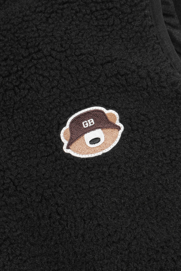 (W) 백 그래픽 플리스 베스트는 여성 골퍼 및 캐주얼 스타일을 선호하는 분들을 위한 아이템입니다. 부드러운 플리스 소재로 제작되어 가을, 겨울 시즌에 따뜻하고 편안한 착용감을 제공합니다. 블랙 컬러에 등판 로고 그래픽 디자인으로 스포티한 무드를 더했습니다. 레귤러 핏의 집업 스타일이며, 민소매 디자인으로 활동성을 높였습니다. 두꺼운 두께감으로 보온성을 강조하여 골프룩 또는 일상복으로 활용하기 좋습니다.
