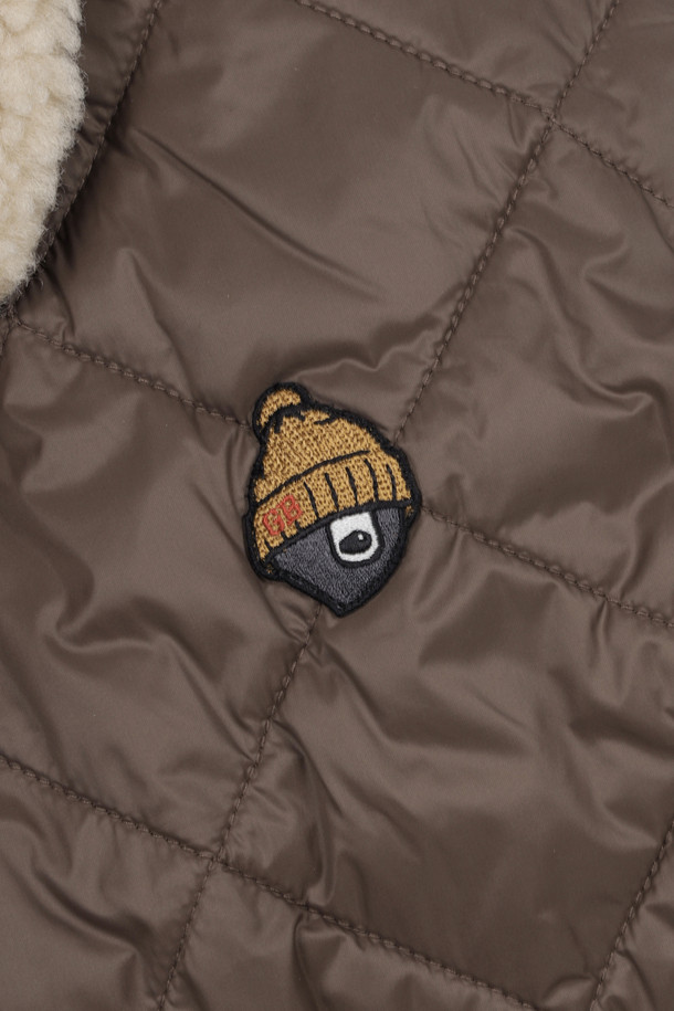 (W) 플리스 카라 퀄티드 베스트는 여성스러운 스타일을 강조하는 아우터입니다. 브라운 컬러의 부드러운 플리스 카라와 퀄팅 디테일이 특징이며, 가을과 겨울에 따뜻함과 스타일을 동시에 제공합니다. 집업 스타일과 레귤러핏으로 편안하게 착용 가능하며, 골프룩 또는 일상 캐주얼룩, 스포티룩, 미니멀룩 등 다양한 스타일 연출에 활용할 수 있습니다. 두꺼운 두께감으로 보온성을 높였으며 민소매 디자인으로 활동성을 보장합니다.
