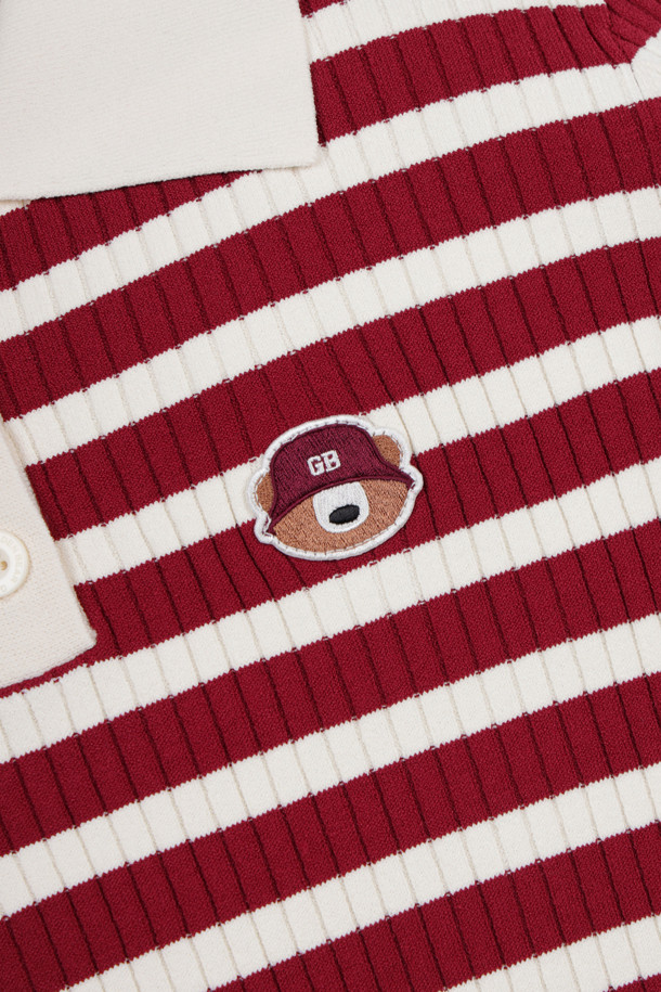 (W) 리브드 칼라 니트는 여성 골프 및 일상복으로 활용 가능한 상의입니다. 아이보리, 블랙, 레드 컬러로 출시되었으며, 봄, 가을, 겨울 시즌에 착용하기 좋습니다. 니트 소재의 슬림핏 또는 데일리핏, 오버핏으로 연출할 수 있으며, 골지, 스트라이프 패턴에 긴소매 디자인이 특징입니다. 니트 카라 네크라인과 중앙 플라켓 단추 디테일, 후면 골드베어 자수, 시즌 한정 곰 와펜으로 포인트를 더했습니다. 신축성이 있으며 비침 걱정 없이 부드러운 촉감을 즐길 수 있습니다.
