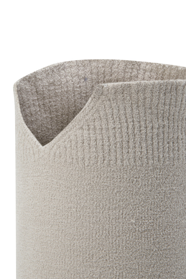 가볍고 부드러운 택텔 소재의 "(U) 넥워머"입니다. 베이지와 블랙 두 가지 색상으로 출시되어, 어떤 스타일에도 쉽게 매치할 수 있습니다. 겨울철 보온성을 책임지며, 가벼운 착용감으로 일상 및 아웃도어 활동에 적합합니다. 넥워머 전면에는 골드 베어 시그니처 자수 로고가 섬세하게 수놓아져 있으며, 캐주얼, 미니멀, 클래식 등 다양한 스타일을 연출할 수 있습니다. "겨울 데일리룩"과 "산책룩"에 포인트 아이템으로 활용해 보세요.
