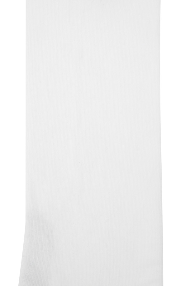 (W)(골든베어 X 배트맨) 배트맨 로고 그래픽 니삭스입니다. 골프룩에 잘 어울리는 스포티하고 캐주얼한 스타일의 양말로, 화이트 컬러에 배트맨 로고, 스트라이프, 캐릭터 패턴이 특징입니다. 면 소재로 제작되어 사계절 내내 착용 가능하며 흡습 기능이 있어 쾌적함을 유지해줍니다. 200침수 고밀도 원단과 발등 부분 니트 조직, 발바닥 파일 작업으로 편안한 착용감을 제공하며, 발등 부분 밀착감을 개선한 설계가 적용되었습니다. 자수 및 레터링 디자인으로 포인트를 더한 배트맨 콜라보레이션 제품입니다.
