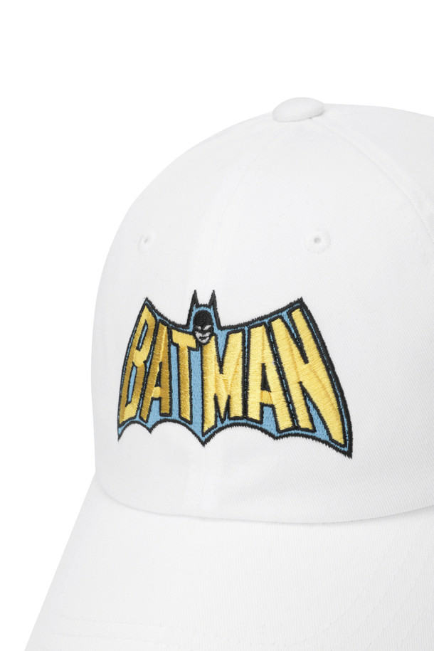 **(U)(골든 베어 X 배트맨) 배트맨 레터링 백그래픽 볼캡**은 골프 및 일상에서 모두 활용 가능한 남녀 공용 볼캡입니다. 블랙, 화이트 두 가지 색상으로 출시되었으며, 부드러운 코튼 소재로 제작되어 편안한 착용감을 선사합니다. 뒷면에는 배트맨 레터링 그래픽과 골든 베어 로고 직자수가 디자인되어 있으며, 통풍구 6개와 코튼트윌 땀밴드로 쾌적함을 더했습니다. 사이즈 조절이 가능하며, 튼튼한 내구성을 위해 쌍침 테이프 처리와 내부 골든베어 로고 프린트 디테일이 돋보입니다. 캐주얼, 클래식, 미니멀 스타일을 즐기는 분들께 추천합니다.
