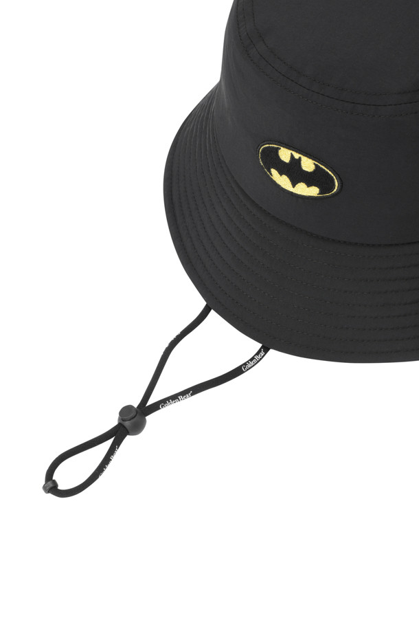 (U)(골든 베어 X 배트맨) 배트맨 로고 그래픽 버킷햇은 캐주얼, 골프 스타일을 모두 소화할 수 있는 블랙 컬러의 버킷햇입니다. 나일론 소재로 제작되어 가볍고 편안한 착용감을 제공하며, 배트맨 로고 그래픽이 포인트로 디자인되었습니다. 드랍된 형태의 챙과 투브 형태의 턱끈, 사이즈 조절용 D링과 스토퍼가 있어 실용성을 높였습니다. 햇빛 차단 기능으로 야외 활동 시에도 유용하며, 골프룩, 여행룩 등 다양한 TPO에 활용 가능합니다. 미니멀, 스포티한 스타일을 즐기는 분들께 추천합니다.
