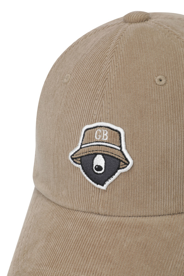 (U) 코듀로이 에센셜 볼캡은 남녀 모두 착용 가능한 볼캡입니다. 아이보리, 베이지, 블랙 3가지 색상으로 출시되었으며, 아웃도어 활동 및 일상생활에서 폭넓게 활용할 수 있습니다. 부드러운 코듀로이 소재로 제작되어 따뜻하고 포근한 느낌을 주며, 16cm 깊이와 7cm 챙 넓이로 편안한 착용감을 제공합니다. 아플리케 와펜, 로고 자수, 자카드 땀밴드, 벤틸레이션 아일렛 등의 디자인 디테일이 돋보이며, 사이즈 조절과 형태 유지가 가능합니다. 플렉서블한 착용감과 원단 이면의 얇은 심지 보강으로 내구성을 높였으며, 남성용/여성용 사이즈가 별도로 제작되어 더욱 핏감 있는 착용이 가능합니다. 산책룩, 여행룩 등 캐주얼, 미니멀, 클래식 스타일 어디에나 잘 어울립니다.
