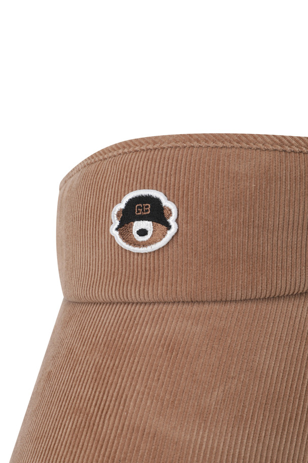 (더블유) 코듀로이 바이저는 여성 골프룩을 위한 클래식하고 미니멀한 스타일의 모자입니다. 아이보리, 브라운, 블랙 세 가지 색상으로 출시되었으며, 부드러운 코듀로이 소재와 낮은 모자 깊이로 편안한 착용감을 선사합니다. 8.5cm 챙 넓이에 자수 와펜, 로고 직자수, 메달 버클 디자인 장식이 더해져 세련된 포인트를 줍니다. 스트레치 기능과 메쉬 안감, 사이즈 조절 기능으로 활동성과 편의성을 높인 여성 전용 디자인입니다.
