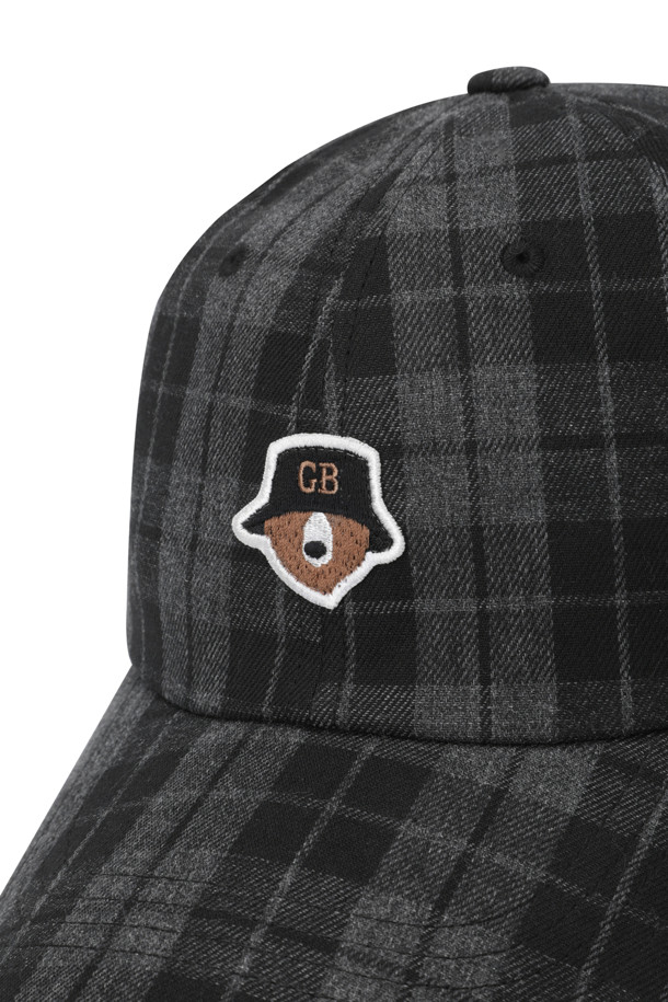 (U) 체크 패턴 볼캡은 겨울철 따뜻함과 스타일을 동시에 잡을 수 있는 모자입니다. 블랙, 그레이, 그린 세 가지 색상으로 출시되어 어떤 겨울 데일리룩에도 매치하기 좋습니다. 울과 코튼 혼방 소재에 두꺼운 두께감으로 보온성을 높였으며, 부드러운 촉감의 기모 안감과 겨울 전용 땀밴드를 사용하여 편안한 착용감을 선사합니다. 7.5cm 챙과 17cm 깊이로 디자인되었으며, 체크 패턴과 베어 와펜 장식이 클래식, 캐주얼, 미니멀 스타일을 연출합니다. 사이즈는 56~58cm (57호)로 제작되었습니다.
