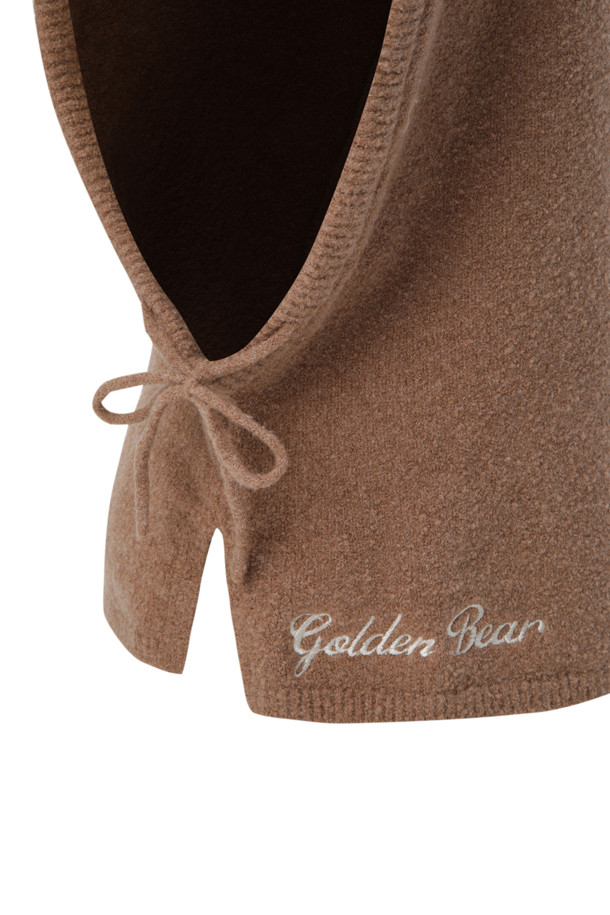 (W) 부클 원사 바라클라바는 겨울철 데일리룩에 클래식하고 미니멀한 스타일을 더해줄 여성용 모자입니다. 아이보리, 브라운 두 가지 색상으로 제공되며, 캐시미어 혼방 소재로 제작되어 부드러운 촉감과 뛰어난 밀착감을 선사합니다. 바라클라바 전체에 부클레 원사를 사용하여 포근한 분위기를 연출하며, 립조직 편직, 스트링, 로고 자수 디테일로 디자인의 완성도를 높였습니다. 모자 깊이는 44.5cm이며, 사이즈 조절이 가능하여 자연스러운 핏을 연출할 수 있습니다.
