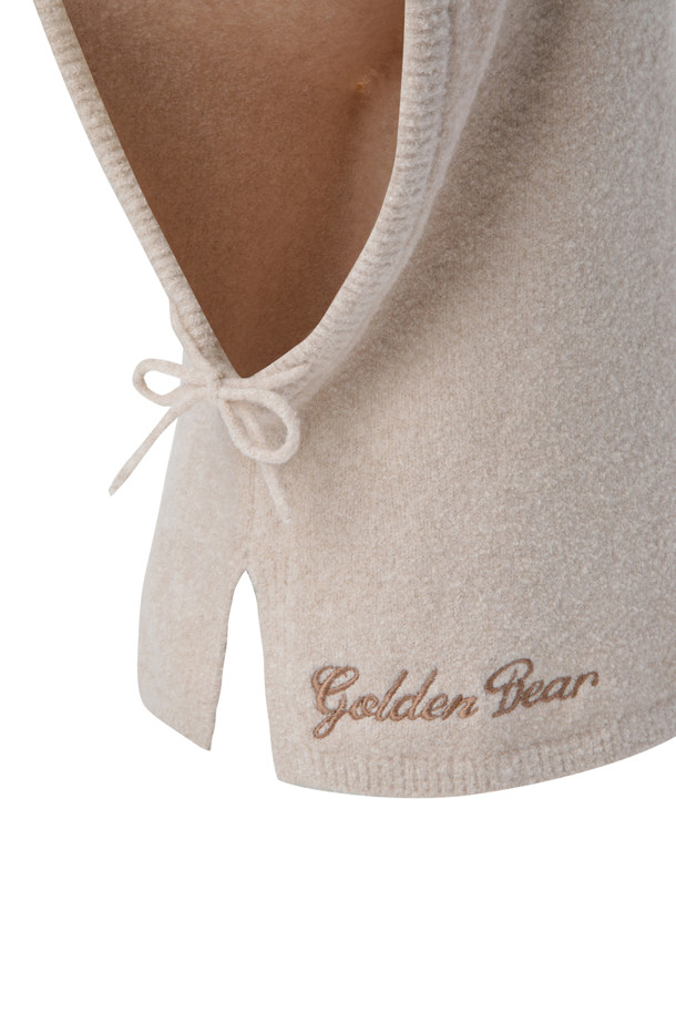 (W) 부클얀 바라클라바는 부드러운 캐시미어 소재로 제작되어 깊은 모자 깊이와 뛰어난 밀착감을 선사합니다. 아이보리, 브라운 두 가지 색상으로 출시되어 겨울철 데일리룩, 산책룩, 집콕룩 등 다양한 TPO에 활용하기 좋습니다. 미니멀, 클래식, 캐주얼 스타일을 즐겨 입는 여성분들께 적합하며, 무지 디자인에 로고 자수와 스트링으로 포인트를 더했습니다. 밑단과 후드 오프닝에 립조직 처리를 하여 보온성을 높였으며, 후드 중앙 패널 디자인으로 더욱 편안한 착용감을 제공합니다. 사이즈 조절이 가능하여 실용성을 더했습니다.
